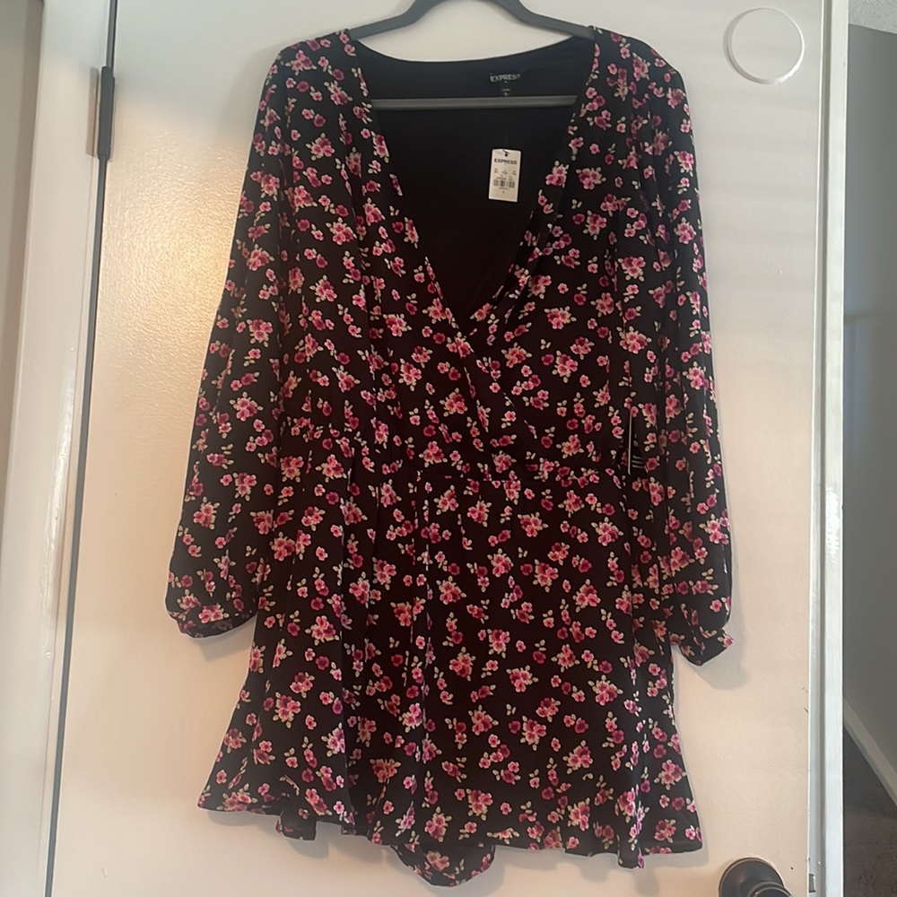 Black with pink Floral Shorts Romper Express size L - Picture 1 of 5